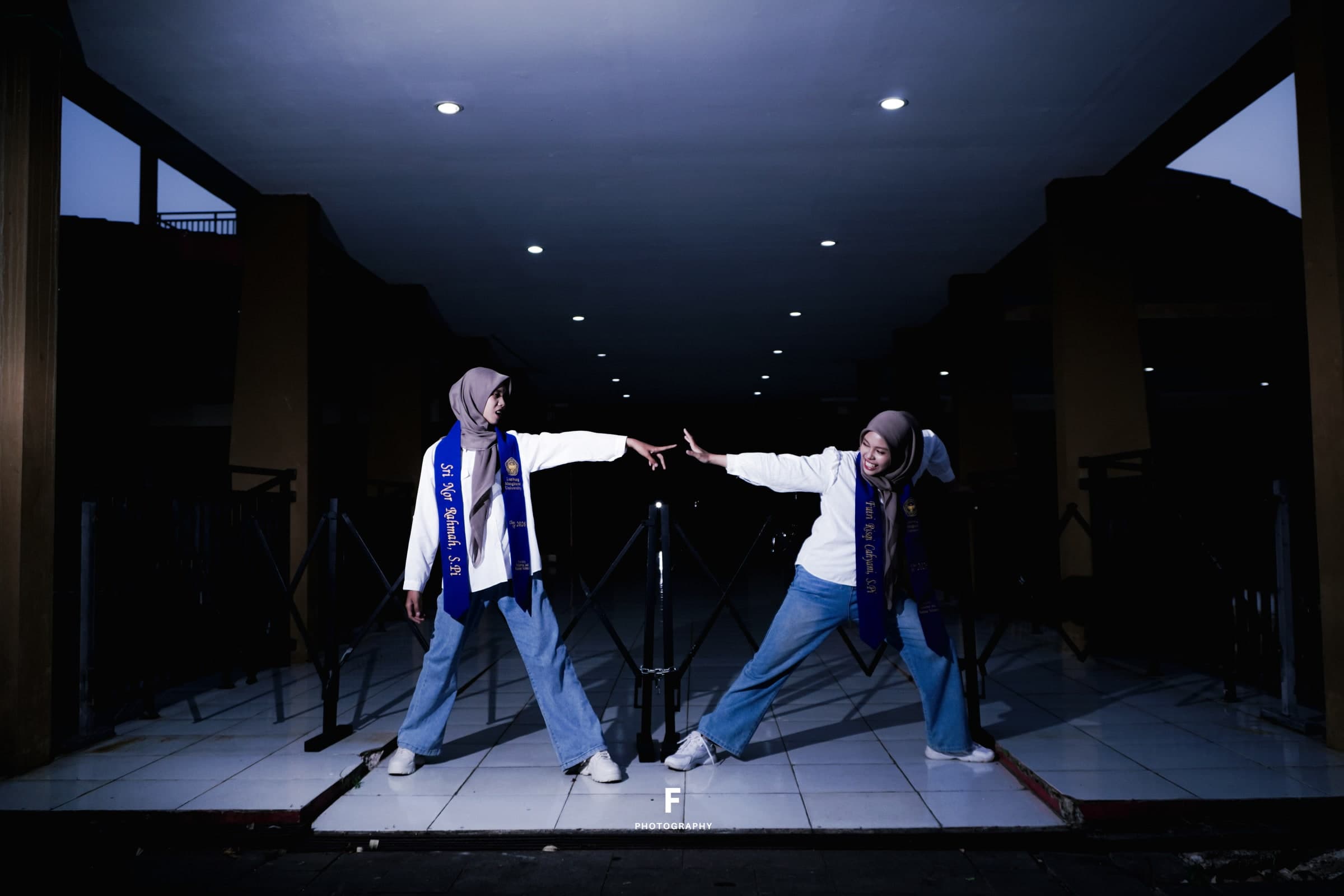 Sri & Suci — Dua Sahabat Wisuda
